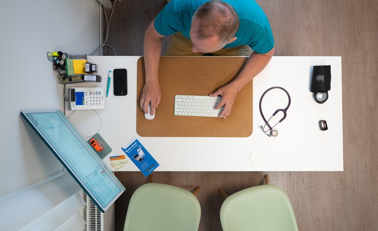 Arzt bei der Arbeit in seiner Praxis