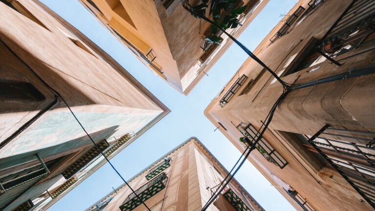 Ansicht von Wohngebäuden von unten im Gotischen Viertel in Barcelona, Spanien.