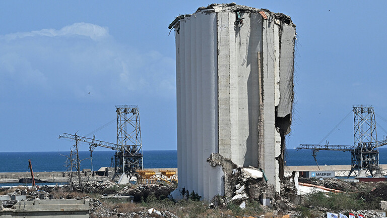 Foto des am 4. August 2020 bei der Explosion im Hafen Beirut zerstörten Silos fünf Jahre nach der Katastrophe am 1. August 2025