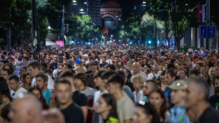 Tausende demonstrieren Anfang September 2025 schweigend in Belgrad