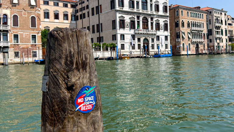 In Venedig klebt auf einem Holzpfosten ein Sticker mit dem Schriftzug "No Space for Bezos". In der Woche ab dem 24. Juni 2025 soll der Amazon-Milliardär dort Lauren Sánchez heiraten.