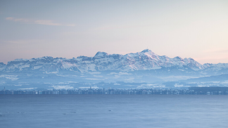 Bodenseepanorama mit Bergen