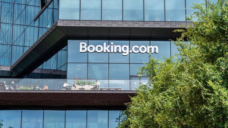 Die Unternehmenszentrale von Booking.com am Oosterdokseiland im Stadtzentrum von Amsterdam