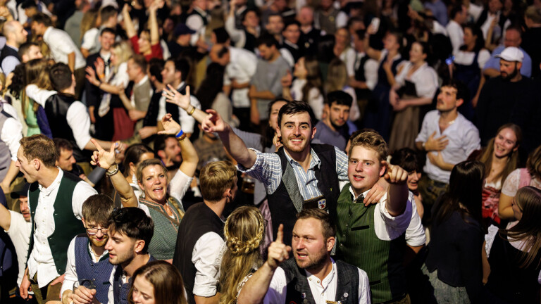 Besucherinnen und Besucher liegen sich am 05.10.2025 zum Ausklang des 190. Oktoberfests, dem traditionellen Kehraus am Ende der Wiesn, im Bräurosl Festzelt auf dem Oktoberfestgelände in München in den Armen
