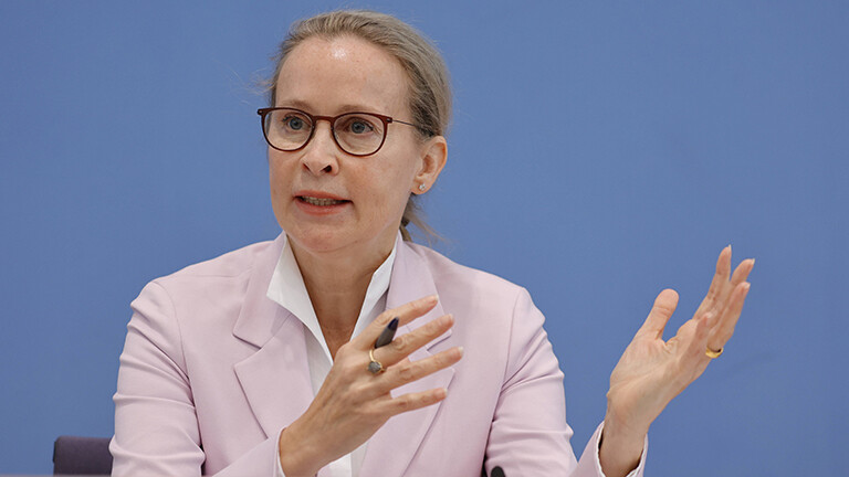 Foto der Professorin Frauke Brosius-Gersdorf von der Universität Potsdam sprechend auf dem Podium der Bundespressekonferenz am 15.04.2024 zum Thema Abschlussbericht der Kommission zur reproduktiven Selbstbestimmung und Fortpflanzungsmedizin