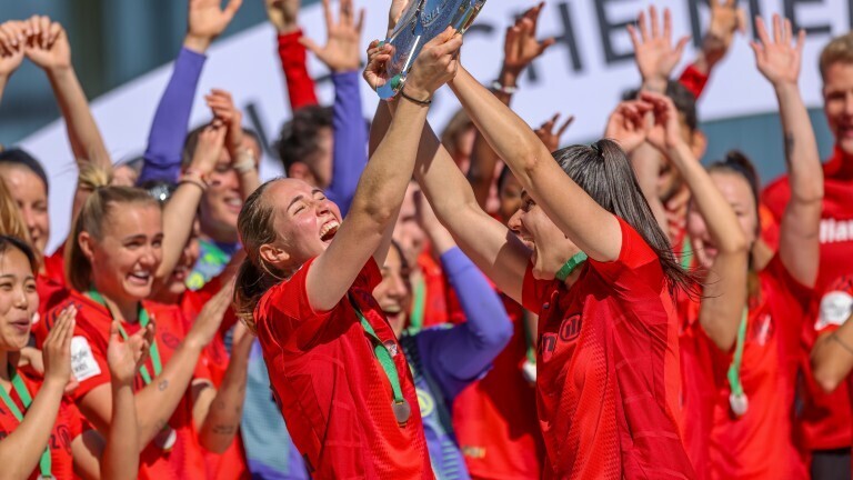 Die Fußballspielerinnen vom FC Bayern München feiern mit der Meisterschale den Sieg der Deutschen Meisterschaft 2024/25.
