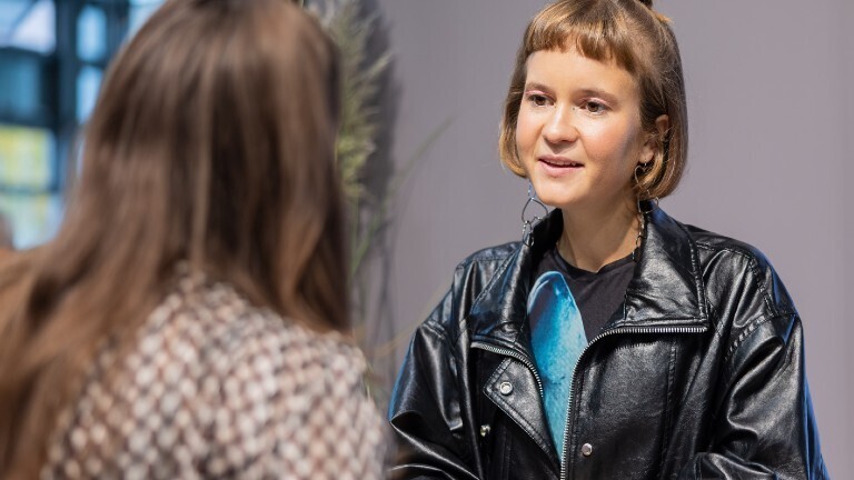 Autorin Caroline Wahl signiert an einem Stand auf der Buchmesse Frankfurt ihr neues Buch "Die Assistentin".