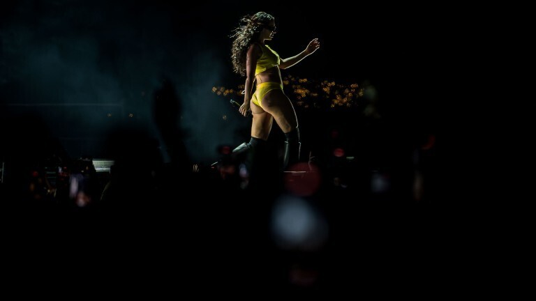 Popstar Charli xcx läuft beim Sziget Festival in Budapest auf der Bühne Richtung Publikum.