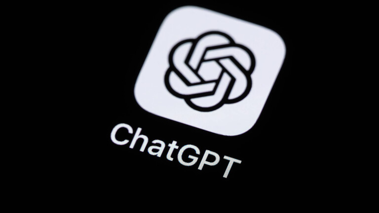 Auf einem Handybildschirm sieht man das Logo der App "Chat GPT".