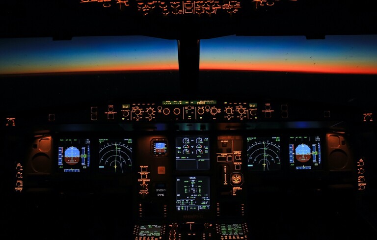 Cockpit bei Sonnenaufgang