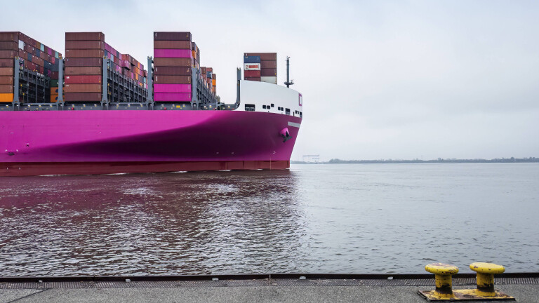 Containerschiff auf der Elbe im Hamburger Hafen