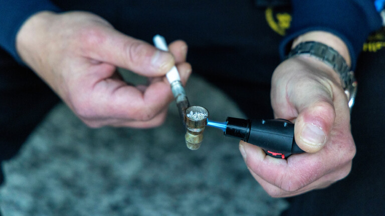 Ein Crackkonsument in einer Seitenstraße des Westenhellwegs in Dortmund