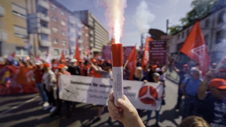 Teilnehmer brennen auf dem Demonstrationszug durch die Innenstadt von Frankfurt am Main Pyrotechnik ab.  Aktivitäten des Deutschen Gewerkschaftsbunds (DGB) und der Mitgliedsgewerkschaften zum 1. Mai 2024, dem "Tag der Arbeit"