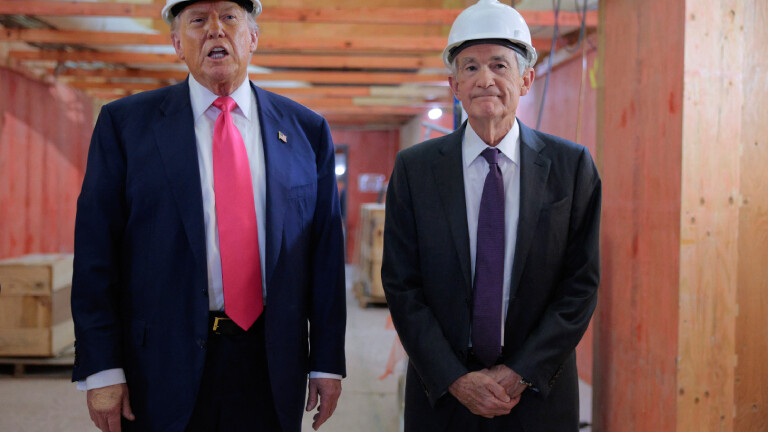 Donald Trump und Jerome Powell während eines gemeinsamen Termin auf der Baustelle der Fed-Zentrale in Washington im Juli 2025