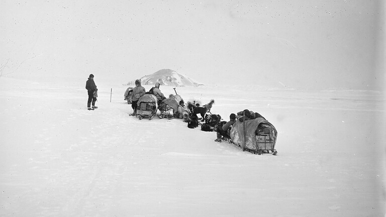 Auf der Fahrt zum Gaußberg. Ein Foto der ersten deutschen Südpolarexpedition von 1901 bis 1903 unter der Leitung des Geografen und Geophysikers Erich von Drygalski.