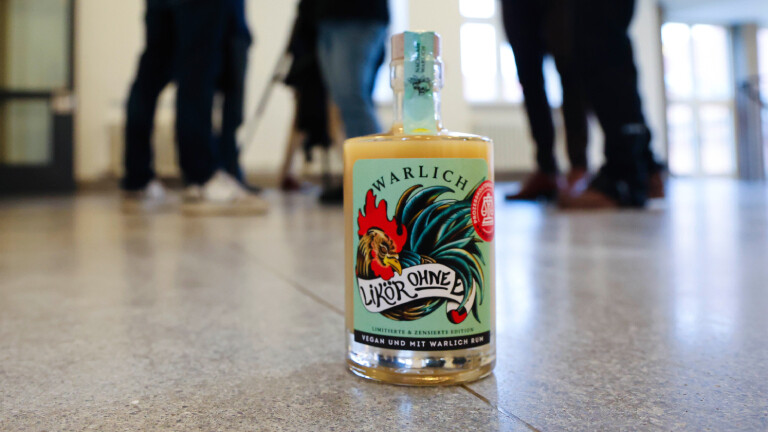 Vor Gericht: eine Flasche "Eierlikör ohne Ei" steht auf dem Boden