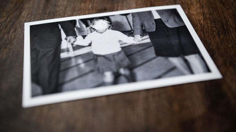 Ein zerkratztes Bild von einem kleinen Mädchen mit seinen Eltern liegt auf einem Tisch am 25. Januar 2022 in Bonn.