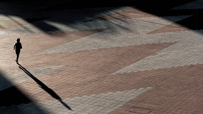 Einsam oder selbstbewußt? Oder beides? Das ist diesem Kind nicht eindeutig anzusehen.