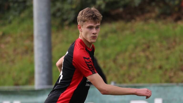 Paul Ricken im rot-weißen Trikot auf dem Fußballplatz