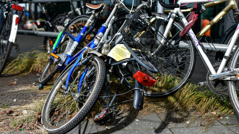 Schrottfahrräder aka Fahrradleichen am Berliner Hauptbahnhof, aufgenommen im Januar 2023