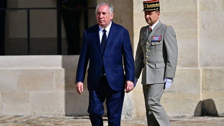 François Bayrou, Premierminister bei der Verabschiedung des Generals Thierry Burkhard am 5. September 2025 vor dem Hôtel des Invalides in Paris