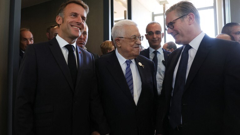 Beim Friedensgipfel im ägyptischen Scharm El-Scheich stehen Emmanuel Macron, Mahmoud Abbas und Keir Starmer zusammen. Sie unterhalten sich.