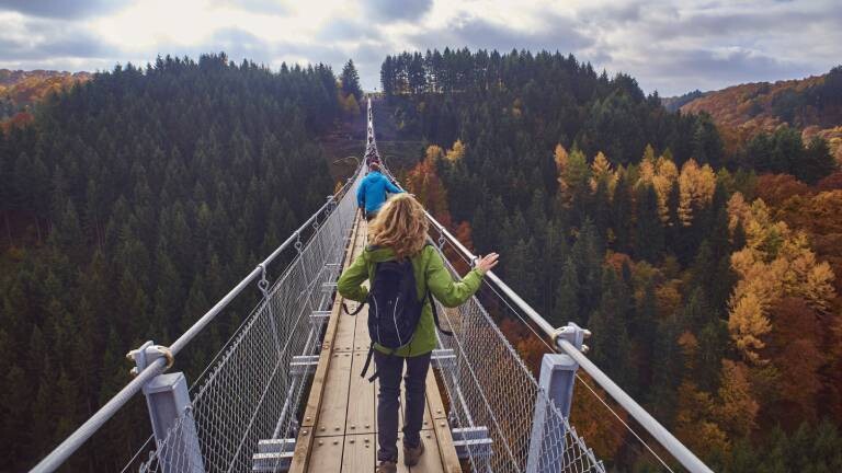 Besuchende auf der Seilbrücke Geierlay bei Mörsdorf, Verbandsgemeinde Kastellaun im Rhein-Hunsrück-Kreis