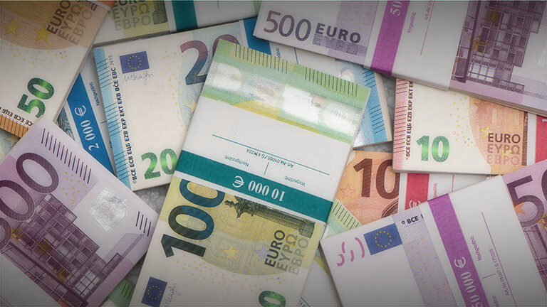 Foto von vielen Euro-Schein-Bündeln, die auf einem Haufen liegen