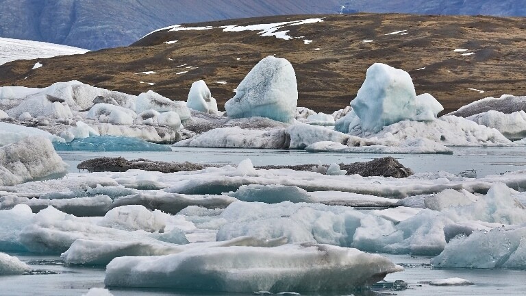 In einem Gletschersee in Island schmelzen Eisberge.
