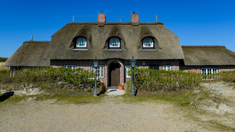 Die Sonne scheint auf die sogenannte Göring-Villa in den Dünen von Wenningstedt am Strand von Sylt