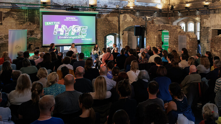 Totale der Hörsaalruine in Berlin bei der Live-Podcast-Aufzeichnung der sechsten Folge der Reihe "Wissen unplugged" zum Thema "Eat the hype? Ernährungsmythen im Check" am 5. Mai 2026