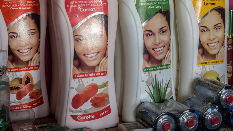 In einem Kosmetikladen stehen Bleich-Cremes im Regal. Die sind in vielen afrikanischen Länder sehr verbreitet, besonders in Nigeria, und stark gesundheitsgefährdend..