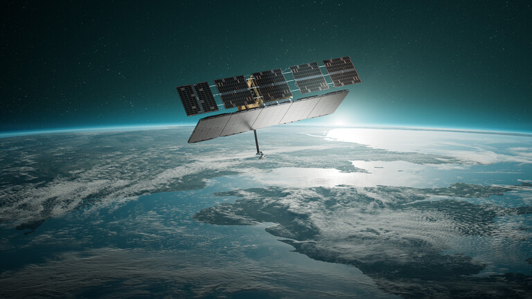 Illustration eines ICEYE-Satelliten über England und Europa