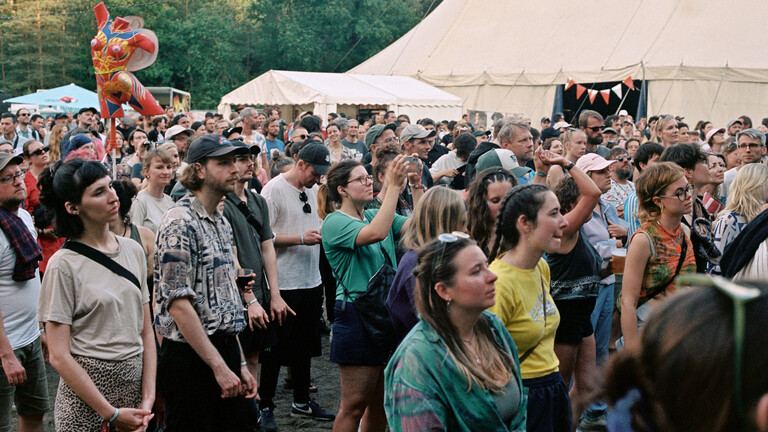 Das Publikum vor einer Bühne auf dem Immergut Festival.