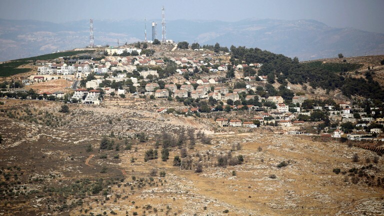 An einem Berg befindet sich eine illegale israelische Siedlung im palästinensischen Westjordanland.