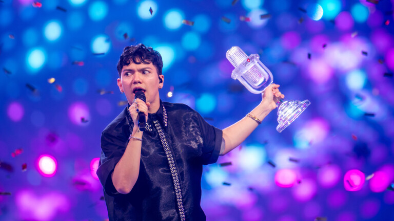 Er kam, sah und quietschte:  JJ aus Österreich, Gewinner des Eurovision Song Contest, hält während des großen Finales des 69. Eurovision Song Contest in der St. Jakobshalle auf der Bühne die Trophäe in der Hand und jubelt