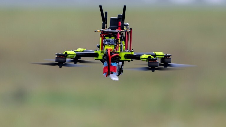 Eine sogenannte Jägerdrohne zur Drohnenabwehr fliegt über einem Flughafen zu Test-Zwecken.