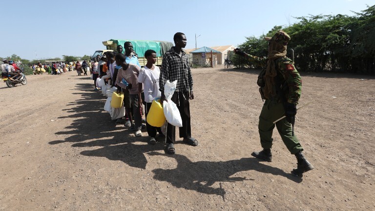 In der Dauereinrichtung Kakuma in Kenia warten die dort lebenden Flüchtlinge in einer Schlange auf die Essensausgabe.