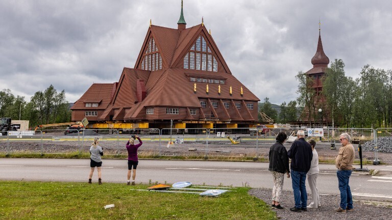 In der schwedischen Stadt Kiruna wird eine über 100 Jahre alte Holzkirche um wenige Kilometer versetzt. Sie muss aufgrund des Bergbaus umziehen.