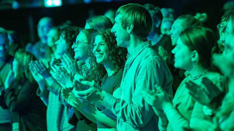 Publikum im Kammermusiksaal des Deutschlandfunks beim Konzert von Pudeldame und Ätna.