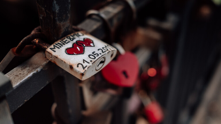 Ein sogenanntes Liebesschloss hängt an einer Brücke in Hamburg