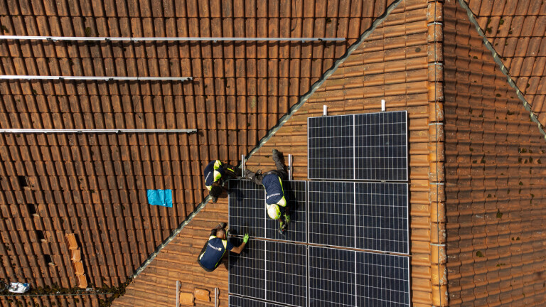 Installation von Solar-Panelen auf dem Dach eines Hauses im mittelhessischen Lohra