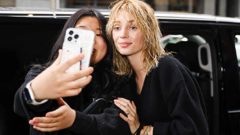 Maya Hawke während der Milan Women's Fashion Week, Herbst/Winter 2023/2024 im Februar 2023 in Mailand