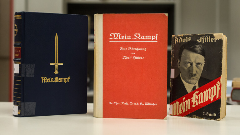 Drei Ausgaben von Adolf Hitlers "Mein Kampf" – (v.l.n.r.) eine Jubiläumsausgabe zu Hitlers Geburtstag aus dem Jahr 1939, die Erstausgabe von 1925 und eine Taschenbuchausgabe von 1933 – sind am 03.12.2015 in den Räumen vom Institut für Zeitgeschichte in München (Bayern) zu sehen.