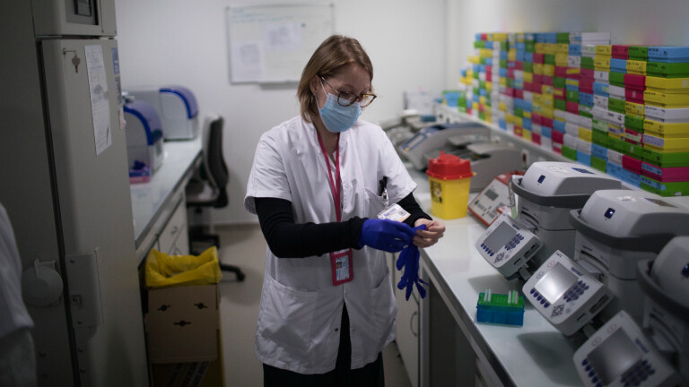 Microbiologin Marielle Bedotto-Buffet bei ihrer Arbeit am Institut für infektiöse Erkrankungen der Universitätsklinik Marseille