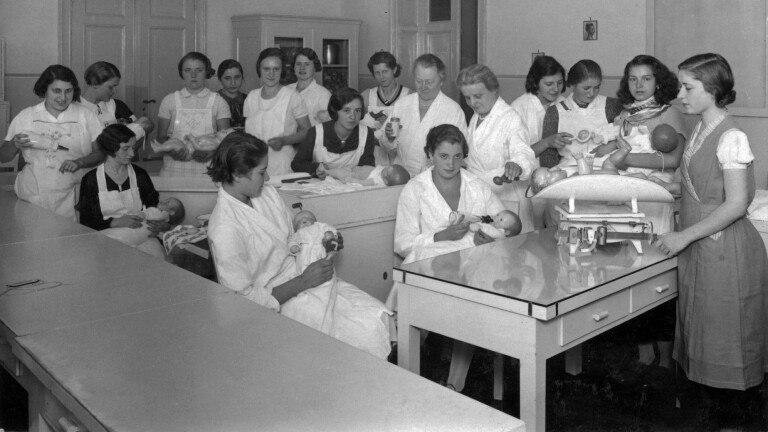 Schulung zukünftiger Mütter in den 1930er Jahren