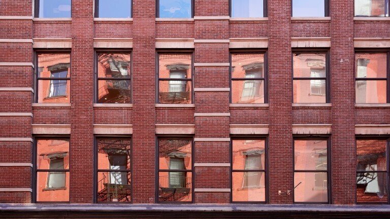 Fensterreihen an der Fassade eines Gebäudes in New York. (Symbolbild)