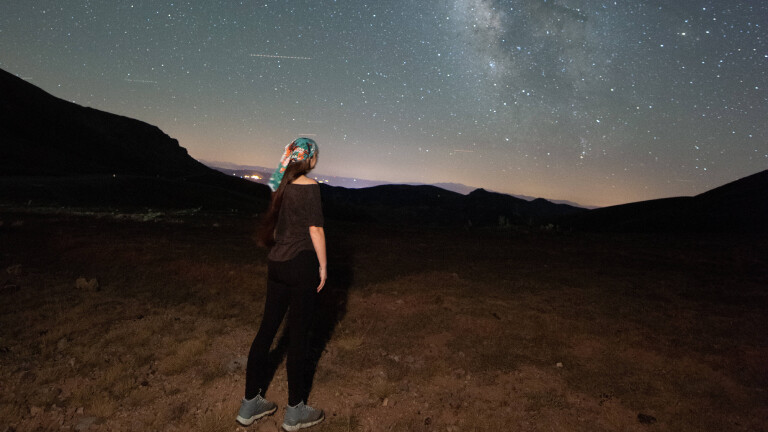 Eine Frau beobachtet im August 2025 nahe des Egribel-Passes bei Giresun in der Türke den Nachthimmel