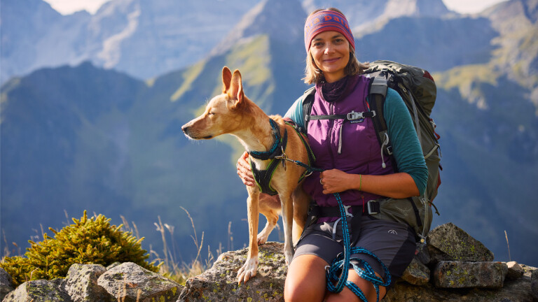 Nadine Regel und ihr Hund Ralfi in den Bergen