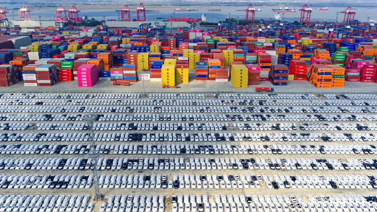 Autos aus chinesischer Produktion warten im Hafen von Nanjing in der chinesischen Provinz Jiangsu auf den Export